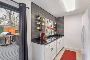 Private kitchen - Charming Georgetown Stay Near Square (Georgetown)