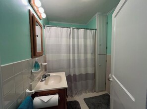 Hair dryer, towels, soap, shampoo - Bright 4BR Oak Bluffs Home – Walk to Town & Beach! (Oak Bluffs)