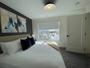 2 bedrooms, iron/ironing board, travel cot, WiFi - Brookside Peaks | Downtown | Rooftop Hot Tub (Canmore)