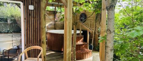 Chalet rustique luxueux, baignoire Ă remous, vue sur le jardin (lodge Valhalla) | Bar-salon