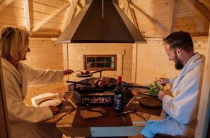 Luxury Cabin, Hot Tub, Garden View (lodge Valhalla) | Dining - NÜ-DE Gites et Spa  (Zuydcoote)