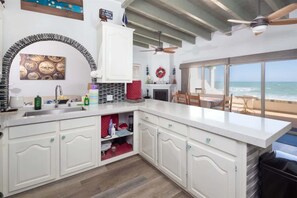 Fridge, microwave, oven, stovetop - Cozy Beachfront Condo Las Olas II 10 (Puerto Peñasco)