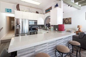 Fridge, microwave, oven, stovetop - Cozy Beachfront Condo Las Olas II 10 (Puerto Peñasco)