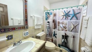 Shower, shampoo - Cozy & Colorful Beachfront Condo Las Olas II 4 (Puerto Peñasco)