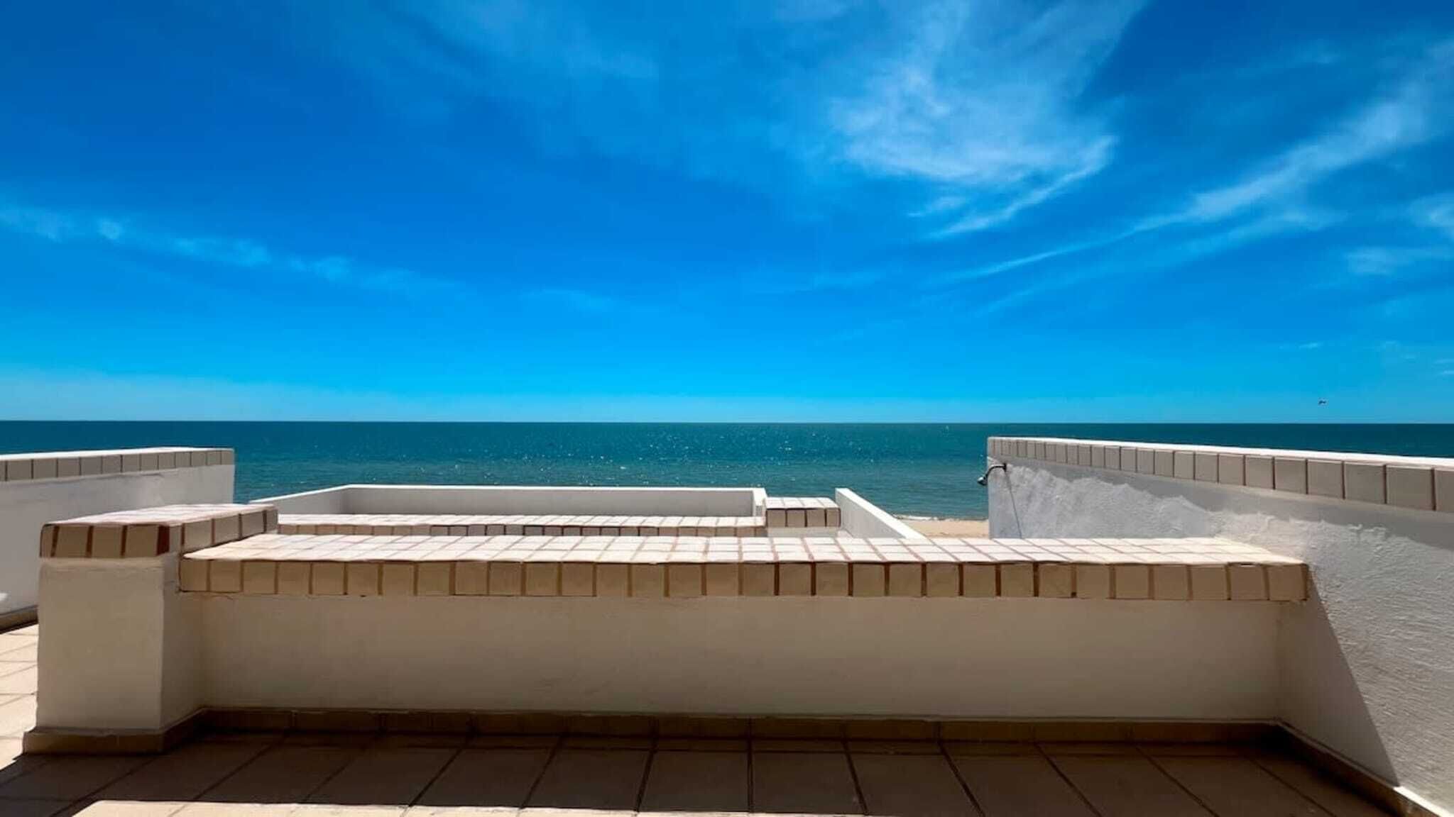 Une terrasse sur le toit offrant une vue sur la mer.