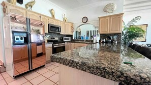 Fridge, microwave, oven, stovetop - Comfortable Beachfront Condo Las Olas II 1 (Puerto Peñasco)