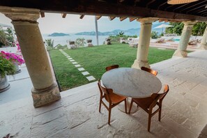 Outdoor dining - CASA PIEDRA, Luxury Private Villa Acapulco | Pool+ Chef+ Staff (Acapulco de Juárez)
