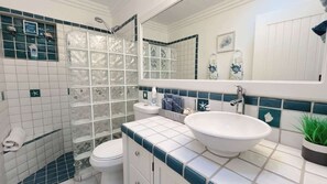 Een douche, shampoo
