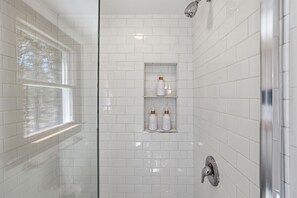Shower, hair dryer, towels, soap - The Skyline Slipaway (Chatham)