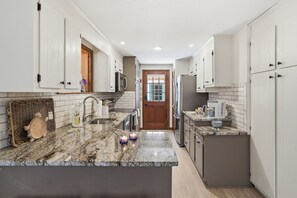 Fridge, microwave, oven, stovetop - The Skyline Slipaway (Chatham)