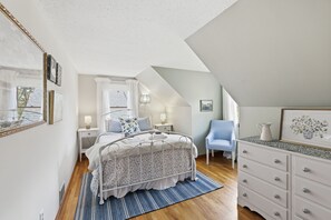 4 bedrooms, desk, iron/ironing board, travel crib - The Skyline Slipaway (Chatham)