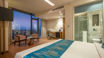 Standard Room, 1 King Bed, Balcony, Mountain View