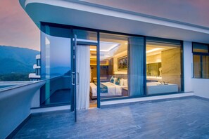 Standaard kamer, 1 kingsize bed, balkon, uitzicht op bergen | Terras