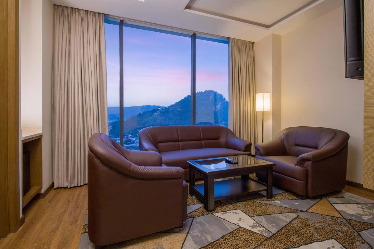 Suite, 1 Katil Raja (King), Balcony, Mountain View | Kalis bunyi 