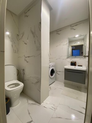 Douche, bidet, serviettes fournies, papier toilette