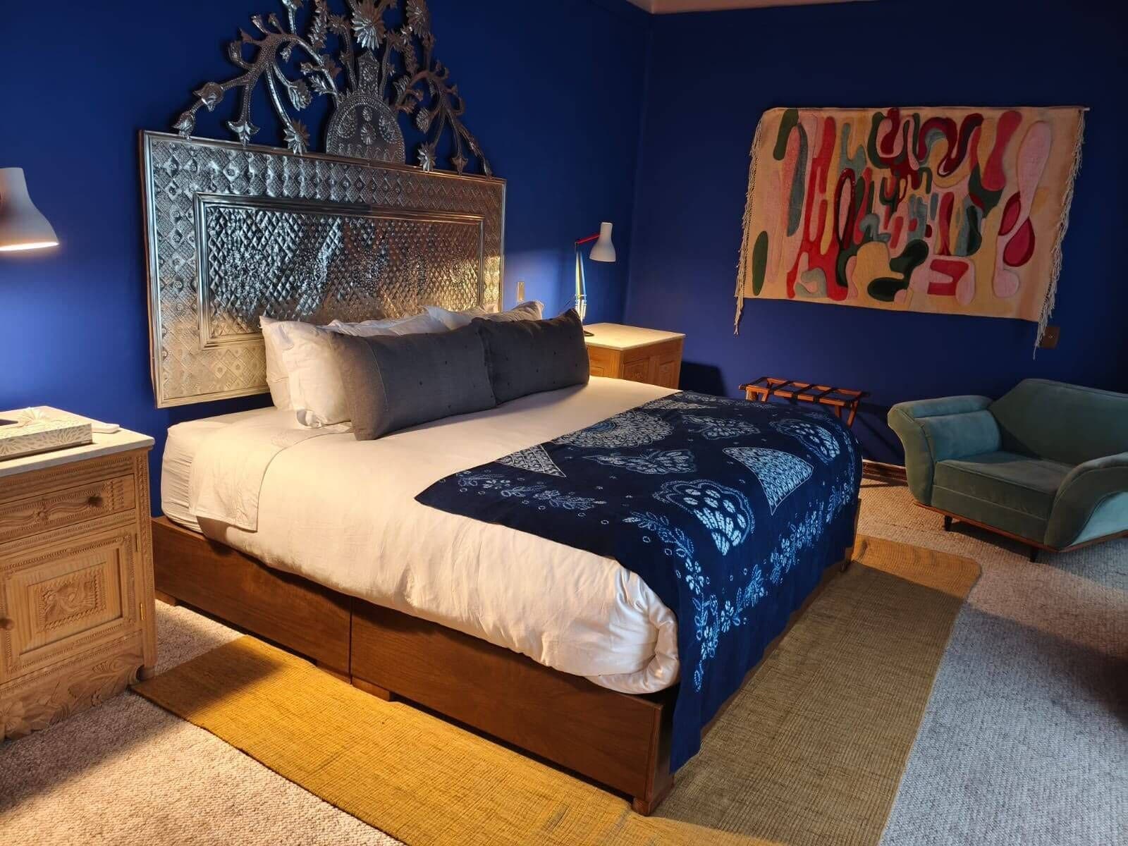 Minibar, coffres-forts dans les chambres, rideaux occultants
