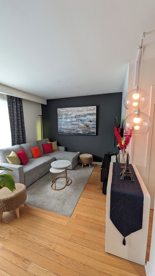 Living area - Private Room (#1) Near Don Mills Subway, Fairview Mall & Seneca Newham Campus (Toronto)