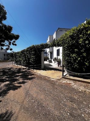 Property grounds - Casa AMA-Gi: 1 bedroom apartment in a family house. Floor 1. Communal pool (SANTA MARTA)