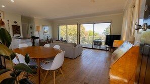 TV - The Bach - 49 Elizabeth Crescent (Carrickalinga)
