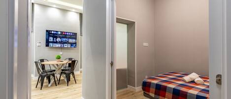 2 habitaciones y tabla de planchar con plancha