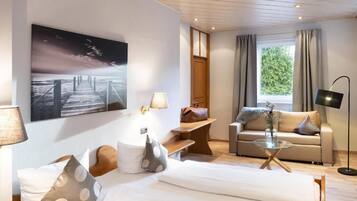 Chambre supérieure double, 1 très grand lit et 1 canapé-lit, vue sur la ville