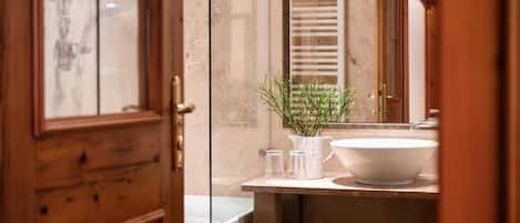 Suite junior, vistas a la ciudad | Baño | Ducha, artículos de higiene personal gratuitos y secador de pelo