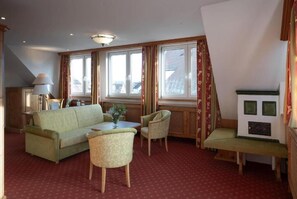 Junior Suite, Balcony, Garden View | Living area - Romantik Landhotel 3Kronen (Adelsdorf)