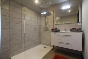 Shower, hair dryer, towels - IRAZABAL BEHERIA - T3 mountain view (ESPELETTE)