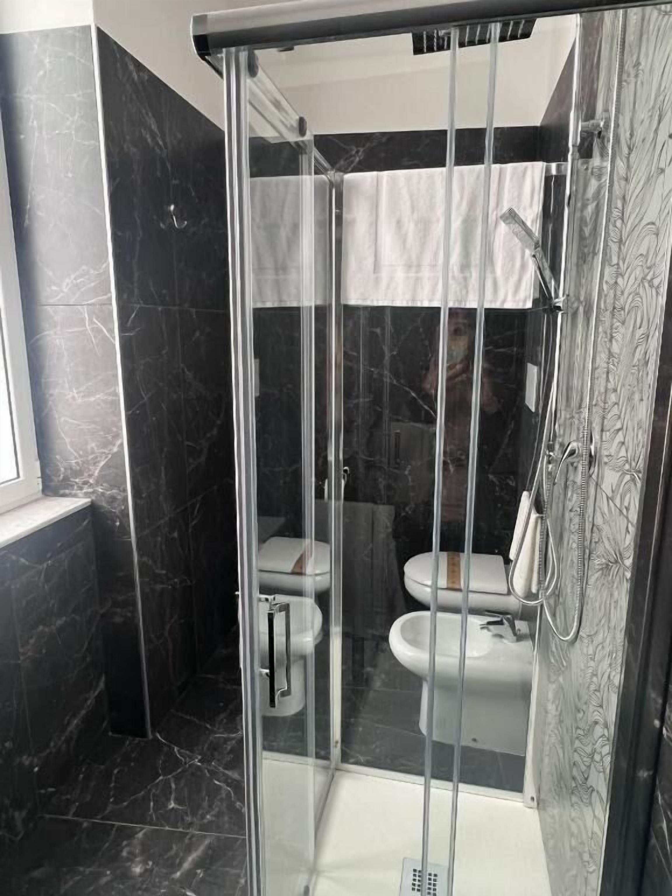 Une douche en verre avec des toilettes et un bidet à l’intérieur.