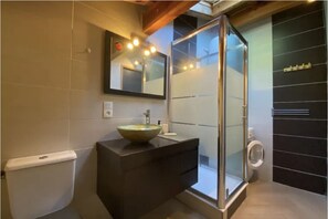 Shower, hair dryer, towels - LE XILOTIK - Peaceful apartment in Espelette (ESPELETTE)