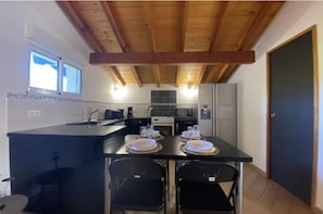 Fridge, microwave, oven, stovetop - LE XILOTIK - Peaceful apartment in Espelette (ESPELETTE)