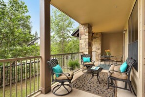 Terrace/patio - Charming Villa at Hollows - Beach Club / Pools (Jonestown)
