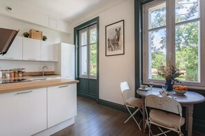 Fridge, microwave, oven, stovetop - La Duchesse d'Anglet - Romantic studio (ANGLET)