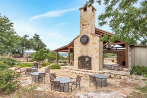 Outdoor dining - Villa in Hollows Resort - Views/Pools/Amenities (Jonestown)