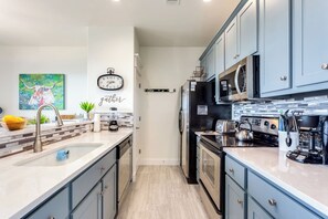 Fridge, microwave, oven, stovetop - Updated Villa at Hollows - Lake Views / 4 Pools (Jonestown)