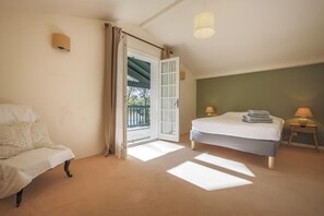 Iron/ironing board, free WiFi, bed sheets