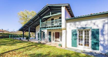 La Villa Berhartia - Piscine et vue montagne