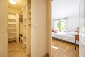 Een strijkplank/strijkijzer, gratis wifi, beddengoed