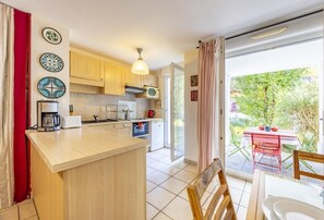 Fridge, microwave, oven, stovetop - Le Bois de Mendi Alde - Community pool (CAMBO LES BAINS)