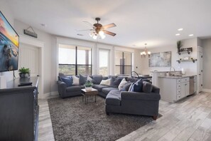 Smart TV, fireplace, DVD player - Inviting Villa at Hollows - Lake Views / 4 Pools (Jonestown)