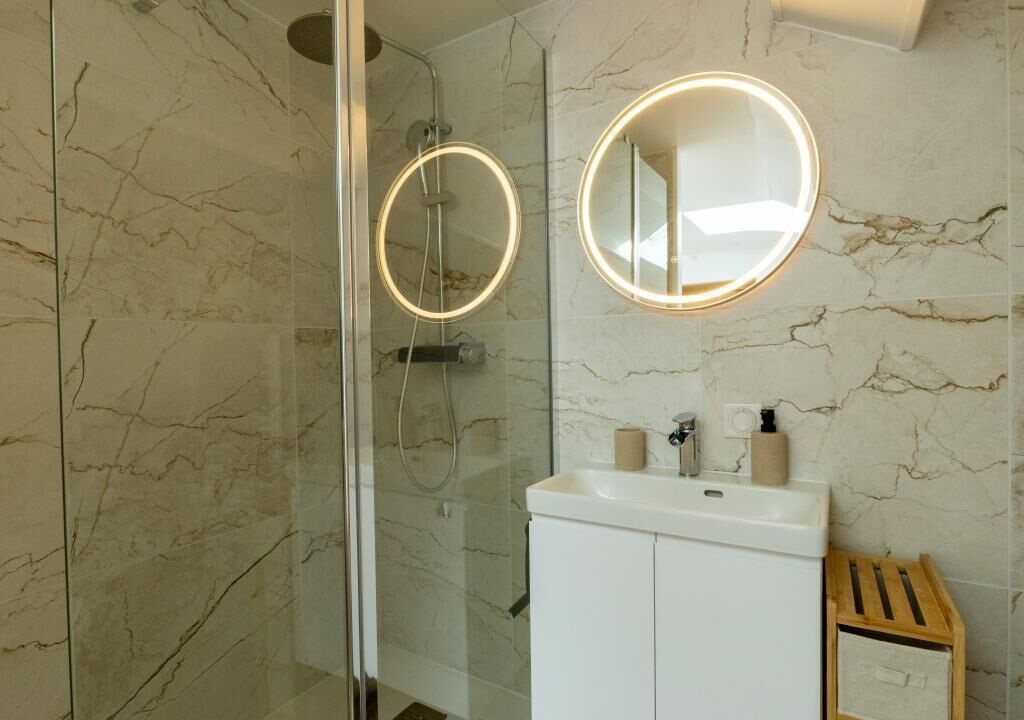 Een douche, een haardroger, handdoeken