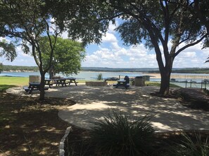 Outdoor dining - UNIT 1225 - 1/1 on Lake Travis with Lake View (Lago Vista)