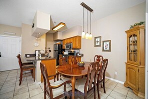 Dining - UNIT 1225 - 1/1 on Lake Travis with Lake View (Lago Vista)