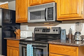 Private kitchen - UNIT 1225 - 1/1 on Lake Travis with Lake View (Lago Vista)