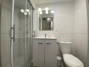 Dusche, Haartrockner, Handtücher