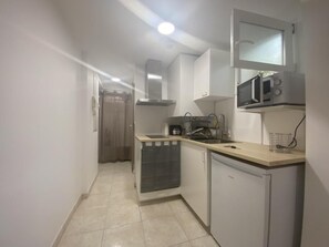 Kühlschrank, Mikrowelle, Herdplatte, Wasserkocher mit Kaffee-/Teezubehör