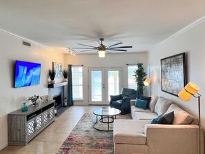 Smart TV, fireplace - VILLA 3202 - Gorgeous Lakefront Condo (Lago Vista)