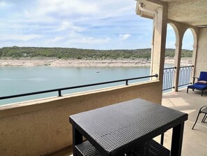 Outdoor dining - VILLA 3202 - Gorgeous Lakefront Condo (Lago Vista)