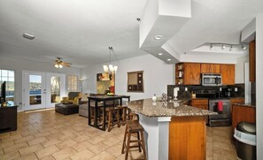 Fridge, microwave, oven, stovetop - Villa 1104 - Great Lake View with a king bed (Lago Vista)
