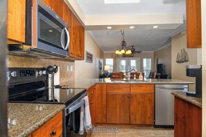 Fridge, microwave, oven, stovetop - UNIT 2114 - 2/2 Panoramic Lake View on Lake Travis (Lago Vista)